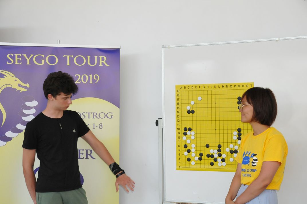 Elian Grigoriu and Park Ji-Young analyzing the game
