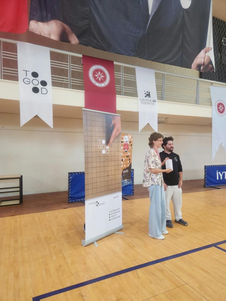 The top woman player receiving her prize